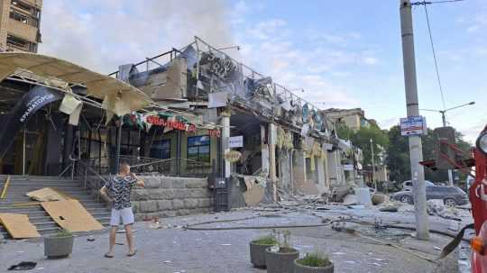 Zničená budova reštaurácie a obchodu po ruskom raketovom útoku v Kramatorsku.