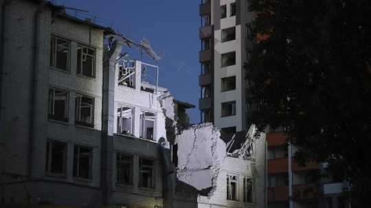 Budova v Kyjeve, ktorú zasiahla ruská raketa.