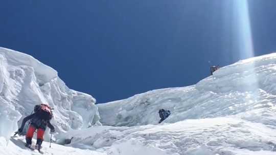 Horolezci na ľadovej stene hory.