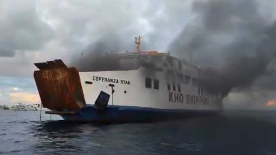 Požiar trajektu vo filipínskych vodách.