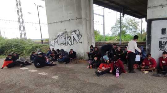 Migranti pod mostom.