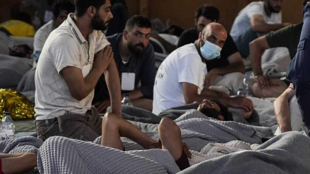 V súvislosti s potopením lode s migrantmi zatkla grécka polícia deväť Egypťanov. Ženy a deti boli v podpalubí, nemali šancu uniknúť