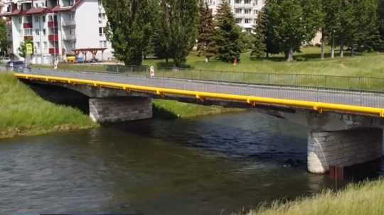 Na snímke most vedúci ponad rieku Váh
