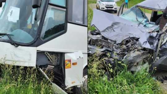 Na snímke poškodený autobus a auto.