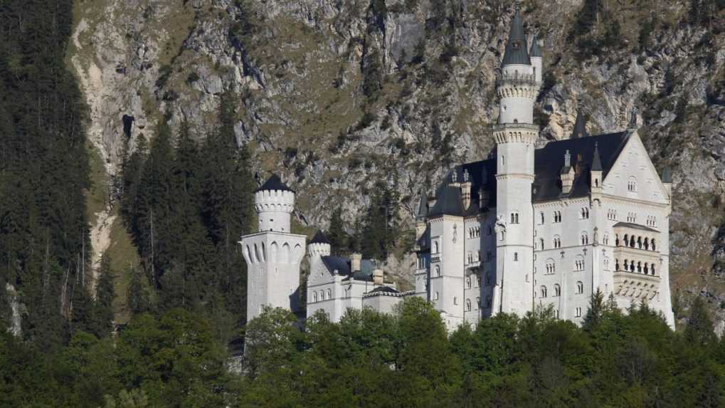 Pri rozprávkovom zámku v Nemecku útočil turista. Dve ženy prehodil cez zábradlie mosta
