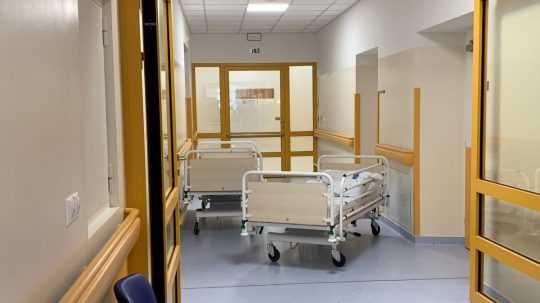 postele v nemocnici
