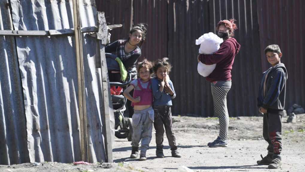 V rómskych komunitách pretrváva strach a nedôvera k polícii, tvrdí Amnesty