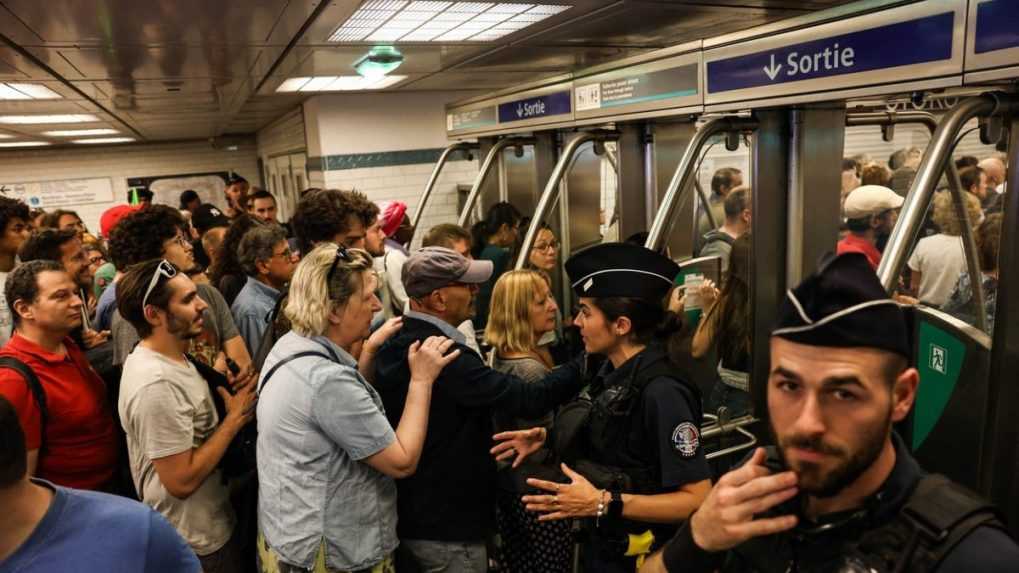 Stovky pasažierov zostali uväznení v parížskom podzemí