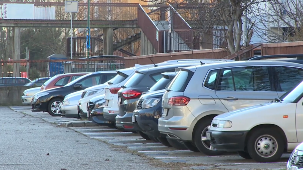 Vodiči v Bratislave sa sťažujú na zložitý parkovací systém. Mesto sa podľa nich príliš spolieha na mobilné aplikácie