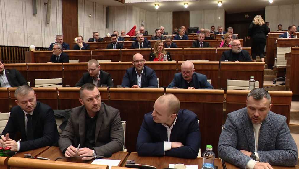 Diskusia o programovom vyhlásení vlády sa zvrhla. Poslanec ĽSNS v parlamente osočil premiéra Ódora za jeho maďarský pôvod