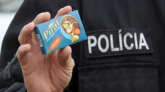 Ilustračná snímka – policajt drží balíček petárd.