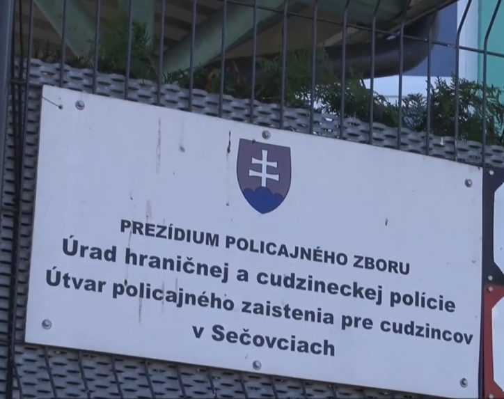 Verejný ochranca práv išiel na neohlásenú návštevu do Sečoviec. Cudzinci sa sťažovali na samotku či slzný plyn