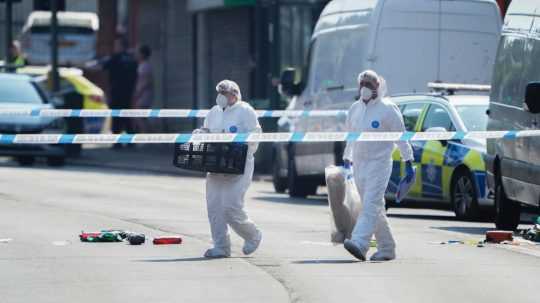 Policajní forenzní pracovníci prevážajú veci na Ilkeston Road v Nottinghame v Británii.