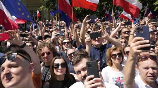 Poliaci vo Varšave protestujú proti vláde.