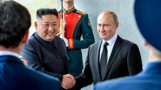 Zľava severokórejský vodca Kim Čong-un a ruský prezident Vladimir Putin.