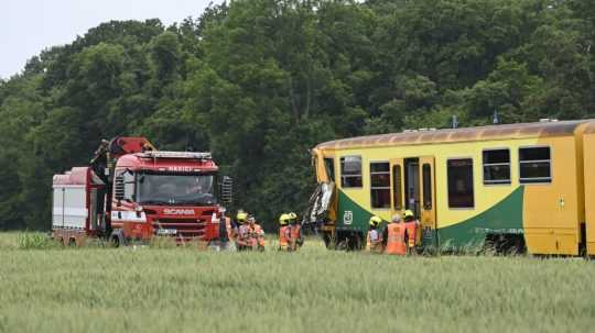 Zrážka osobného vlaku s nákladným autom pri Holešove v Zlínskom kraji.
