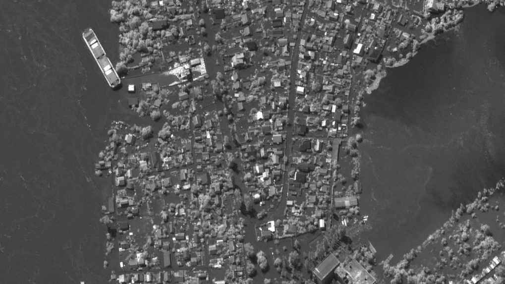 Satelitná snímka ukazuje zaplavené domy v povodí rieky Dneper.
