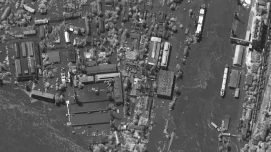 Satelitná snímka ukazuje zaplavené domy v povodí rieky Dneper.
