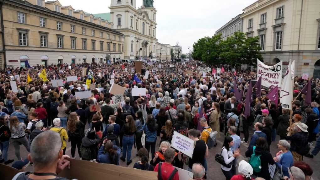 Niekoľko tisíc ľudí vyšlo do ulíc desiatok poľských miest, aby protestovali proti takmer úplnému zákazu interrupcií