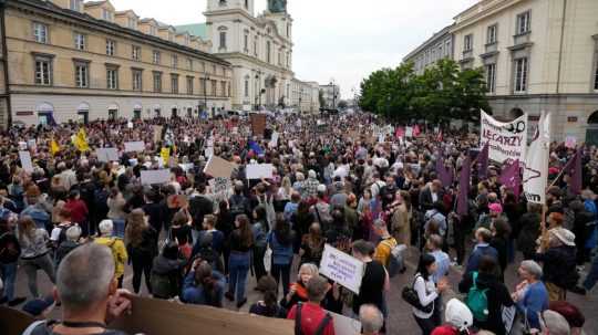 Ľudia protestujú proti reštriktívnemu zákonu o interrupciách v Poľsku vo Varšave v stredu 14. júna 2023.
