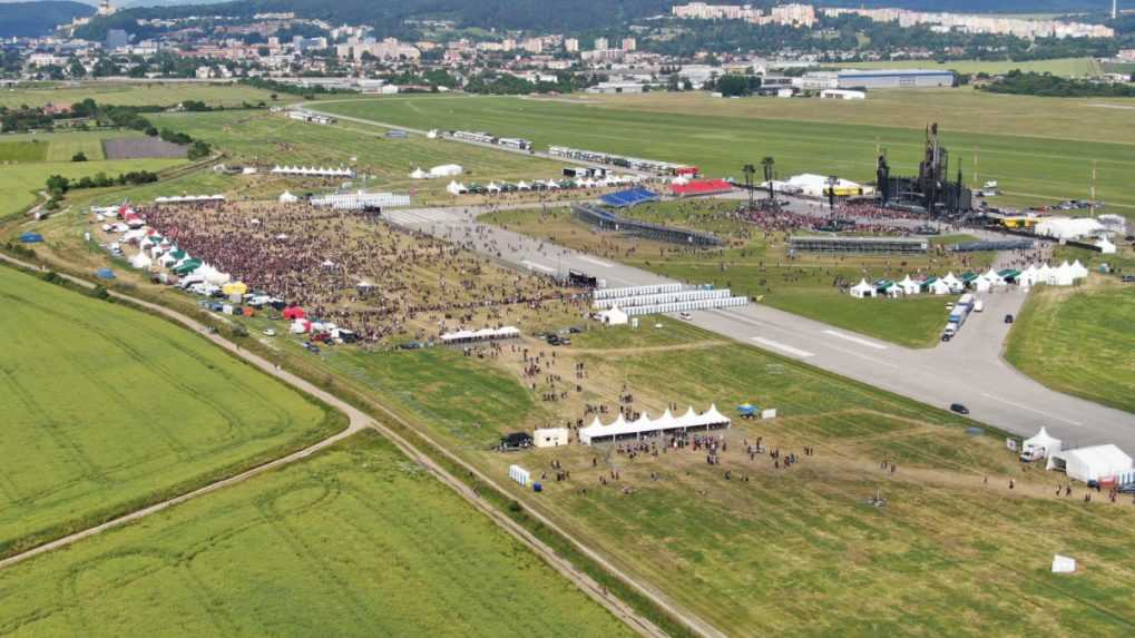 Pred koncertom Rammsteinu sa začali tvoriť kilometrové kolóny. Takto vyzerá doprava v Trenčíne a okolitých obciach