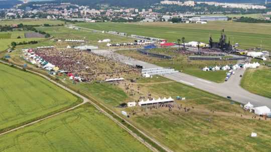 Ľudia v areáli koncertu skupiny Rammstein na trenčianskom letisku.