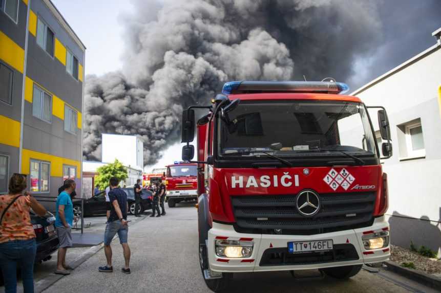 Pri hasení obrovského požiaru výrobnej haly v Rovinke utrpelo zranenia osem hasičov