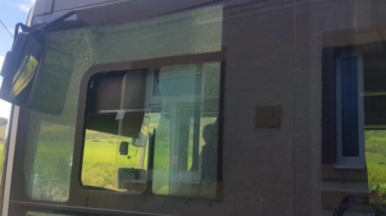 Rozbité okno autobusu.