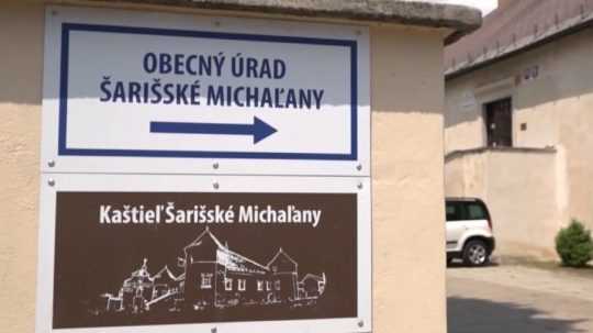 Na snímke tabuľka na plote s nápisom: Obecný úrad Šarišské Michaľany