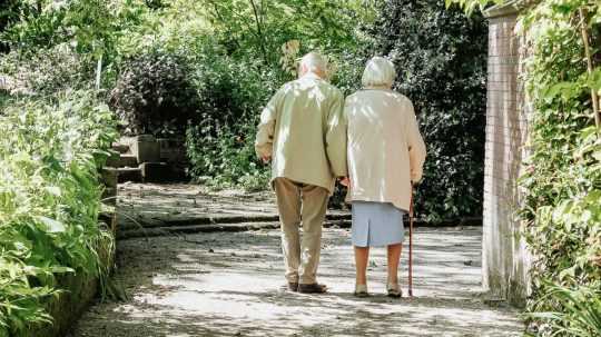 pár dôchodcov na prechádzke