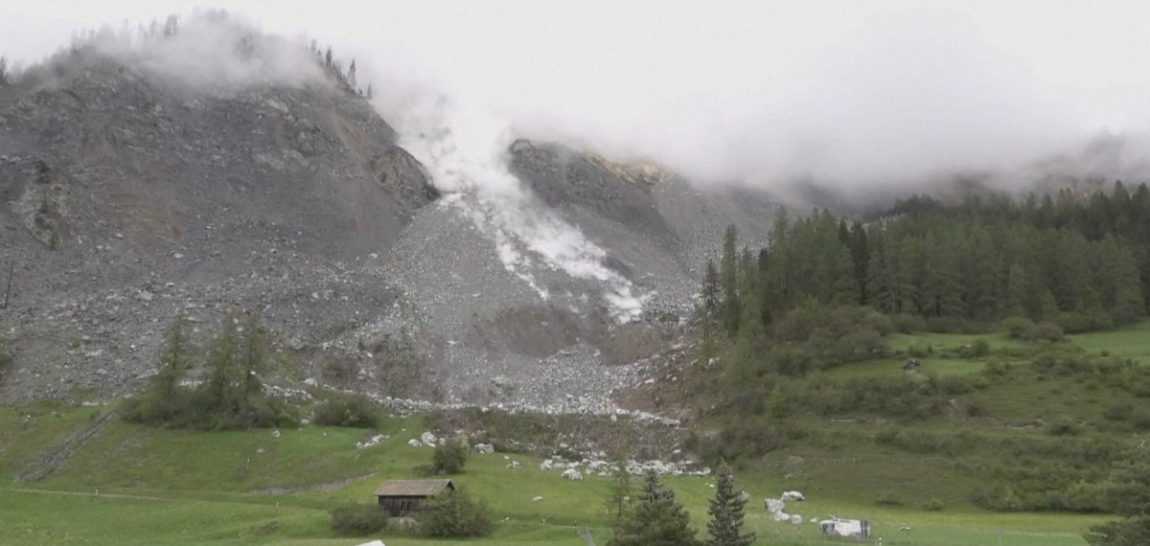 Švajčiarsku evakuovanú dedinu len tesne minuli skaly padajúce z neďalekej hory