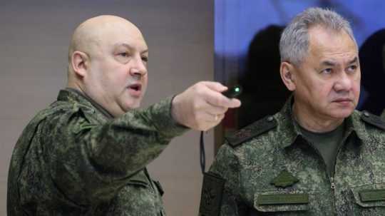 Ruský generál Sergej Surovikin a minister obrany Sergej Šojgu.