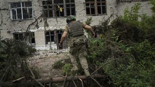 Ukrajinský vojak 68. zásahovej brigády Oleksa Dovbuša beží v nedávno oslobodenej ukrajinskej obci Blahodatne