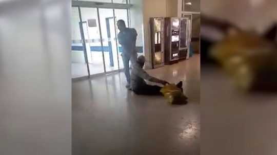 Video, na ktorom zdravotník ťahá pacienti po zemi von z nemocnice.
