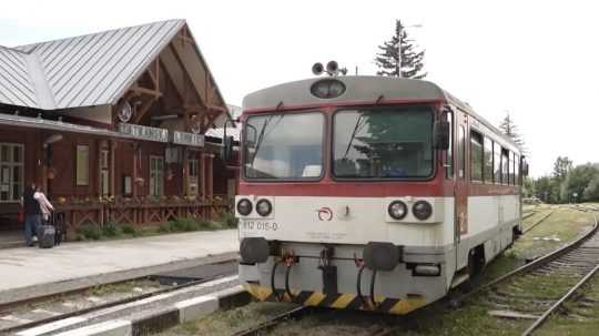 vlak v stanici v Tatranskej Lomnici