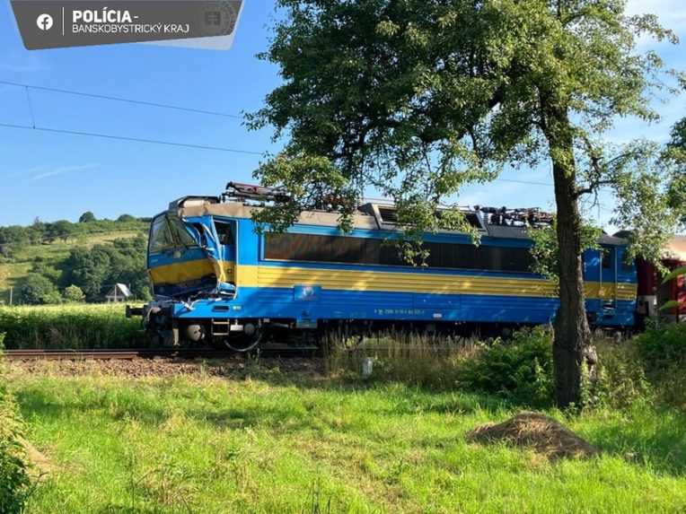 V Hronskom Beňadiku sa na železničnom priecestí zrazil vlak s kamiónom. Rušňovodiča previezli do nemocnice