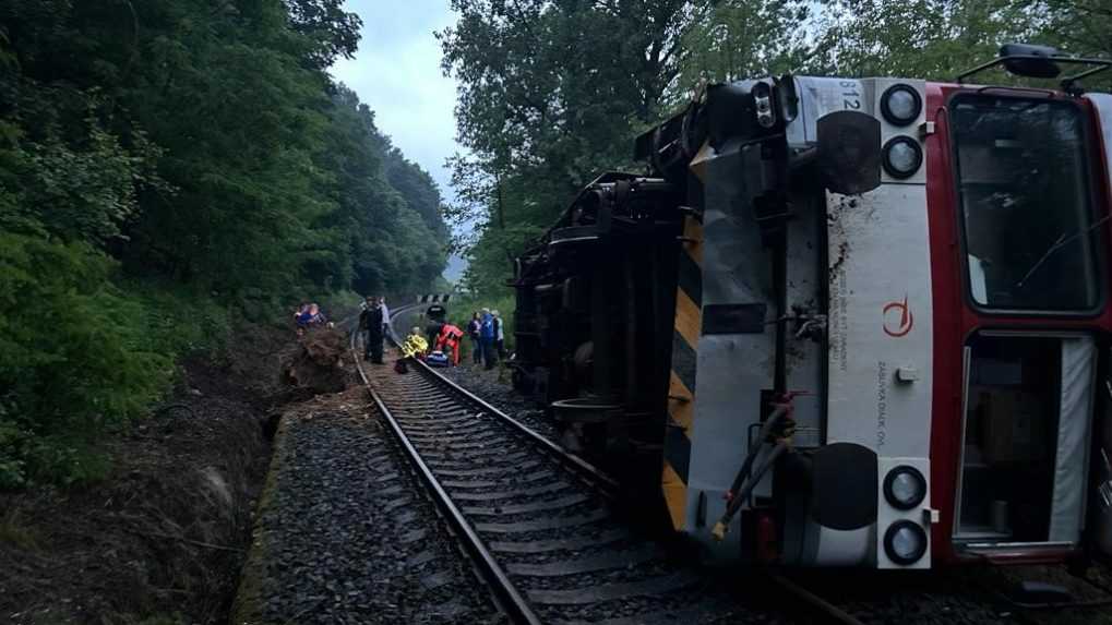 Pri Rimavskej Sobote sa prevrátil vlak, traja ľudia utrpeli zranenia