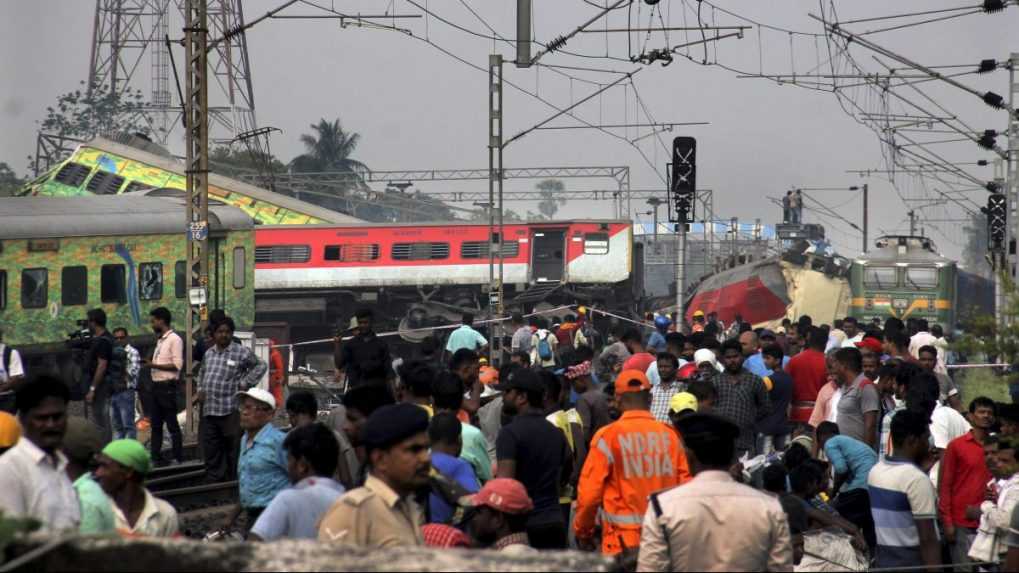 Vlakové nešťastie v Indii: Zrážka si vyžiadala už takmer 300 mŕtvych, stovky ďalších utrpeli zranenia