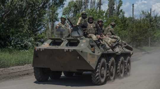 ukrajinskí vojaci na obrnenom vozidle