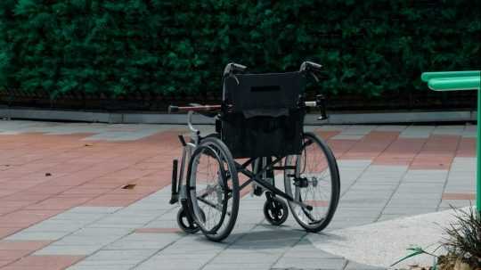 Na snímke invalidný vozík.