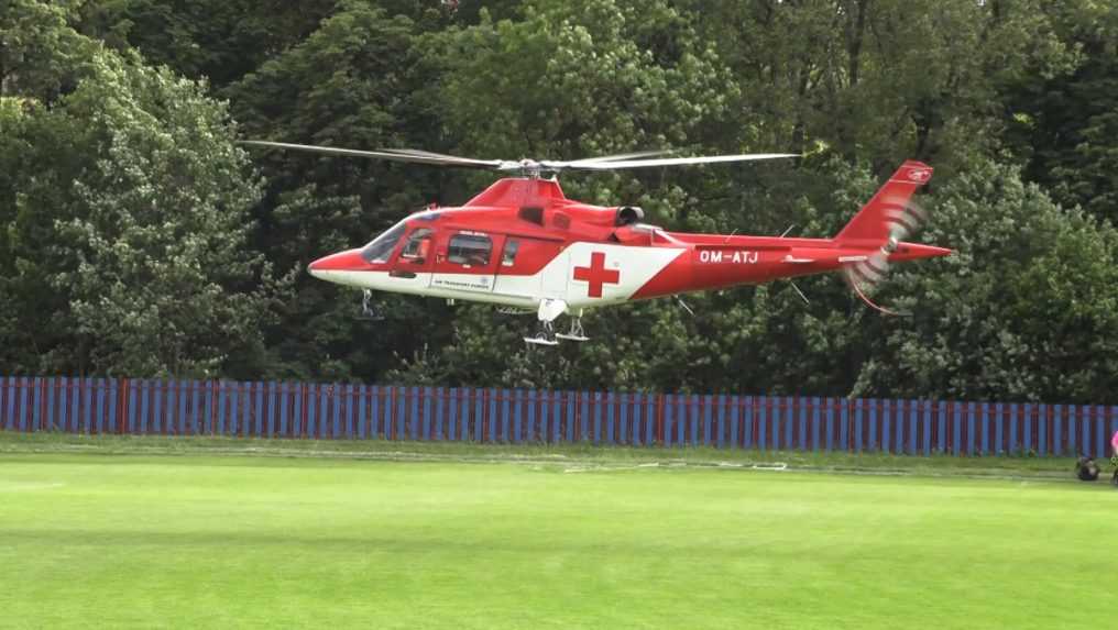Záchranárske vrtuľníky pristávajú na futbalovom štadióne. Nejde o raritu, ale o realitu nemocnice v Levoči