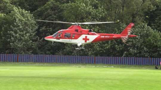 Vrtuľník pristáva na futbalovom ihrisku.