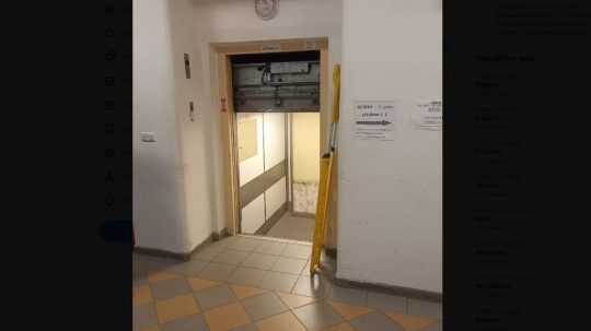 Výťah v pražskej nemocnici, ktorý sa zrútil s 13 ľuďmi.