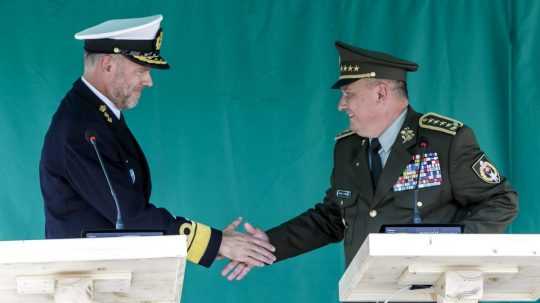 Na snímke sprava náčelník Generálneho štábu Ozbrojených síl SR generál Daniel Zmeko a predseda vojenského výboru NATO admirál Rob Bauer.