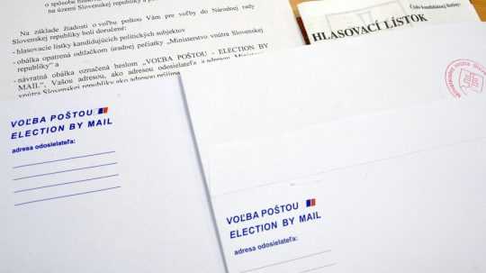 Na archívnej snímke návratné obálky pre hlasovanie poštou zo zahraničia.