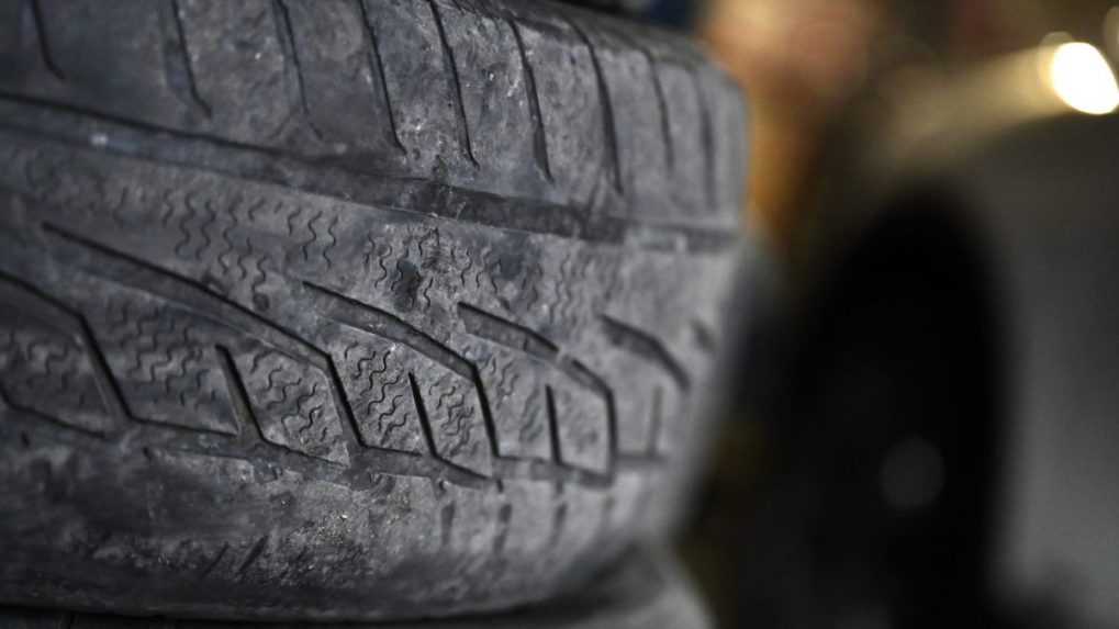 Polícia vyšetruje prepichnuté pneumatiky v Smolníku, má aj kamerový záznam