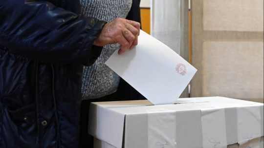 Ilustračná snímka ženy pri volebnej urne.