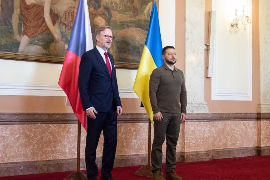 Zelenskyj rokoval s českým premiérom. Naši susedia pošlú na Ukrajinu útočné helikoptéry aj muníciu