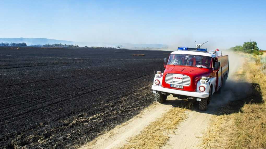 Pri bratislavskom letisku horelo, mohutný požiar zasiahol pole s obilím