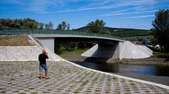 Na snímke nový cezhraničný most, ktorý otvorili ponad rieku Ipeľ medzi slovenskou obcou Chľaba v Nitrianskom kraji a maďarskou obcou Ipolymadásd.
